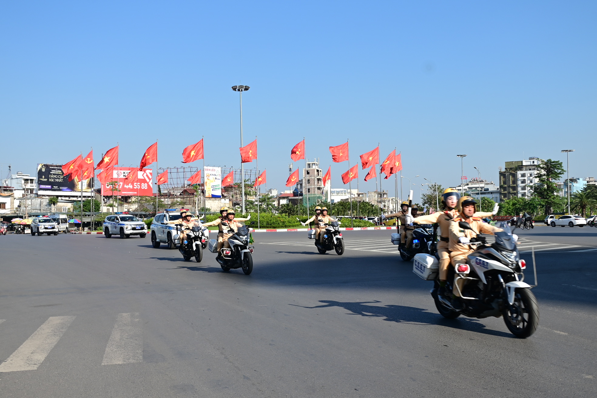 Công an thành phố hưởng ứng đợt thi đua cao điểm “500 ngày đêm hoàn thành 3.000 km đường cao tốc